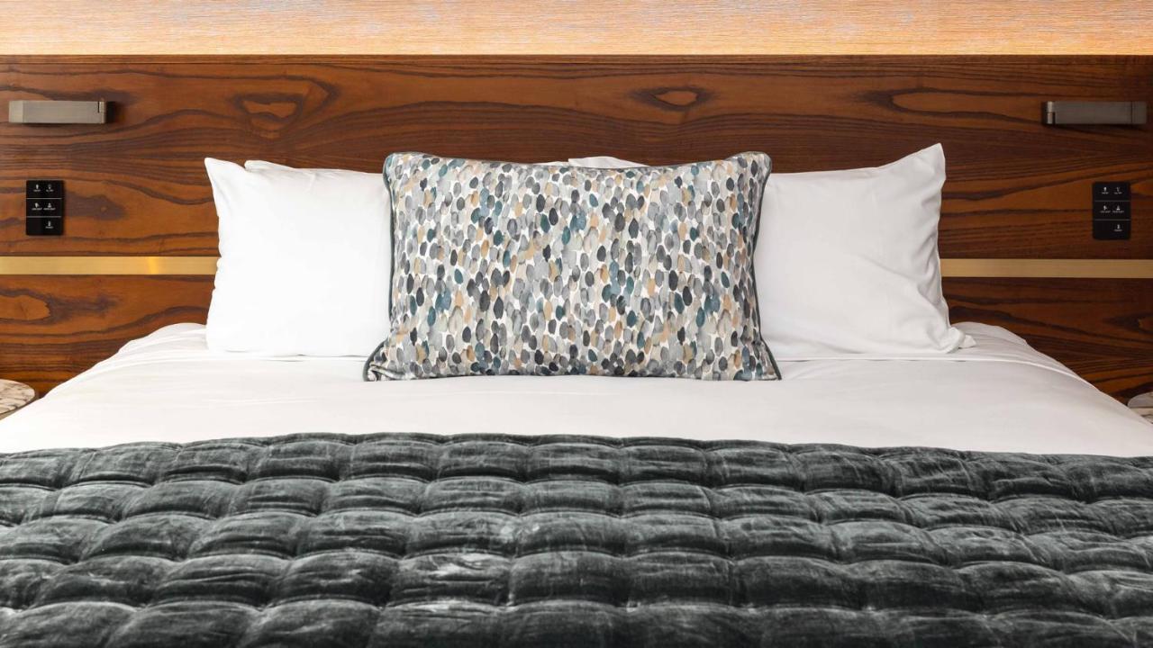 Horizon By Skycity Auckland Exterior foto A decorative pillow on a bed