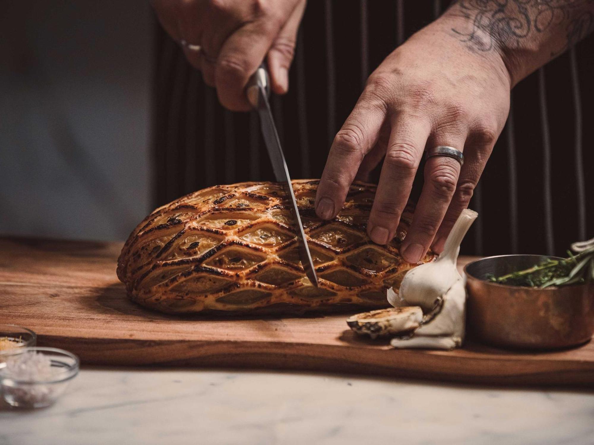 Horizon By Skycity Auckland Exterior foto Chef preparing a whole roasted suckling pig