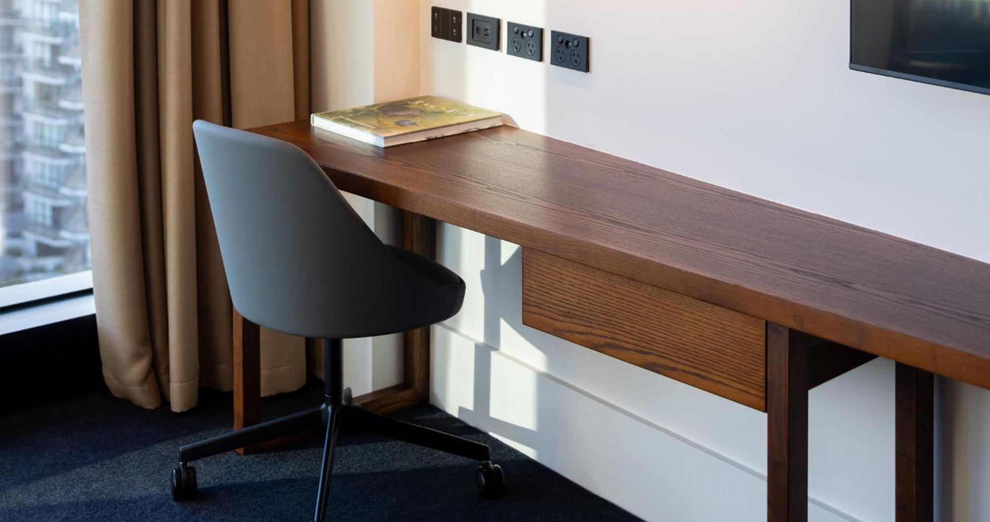Horizon By Skycity Auckland Exterior foto A desk and chair